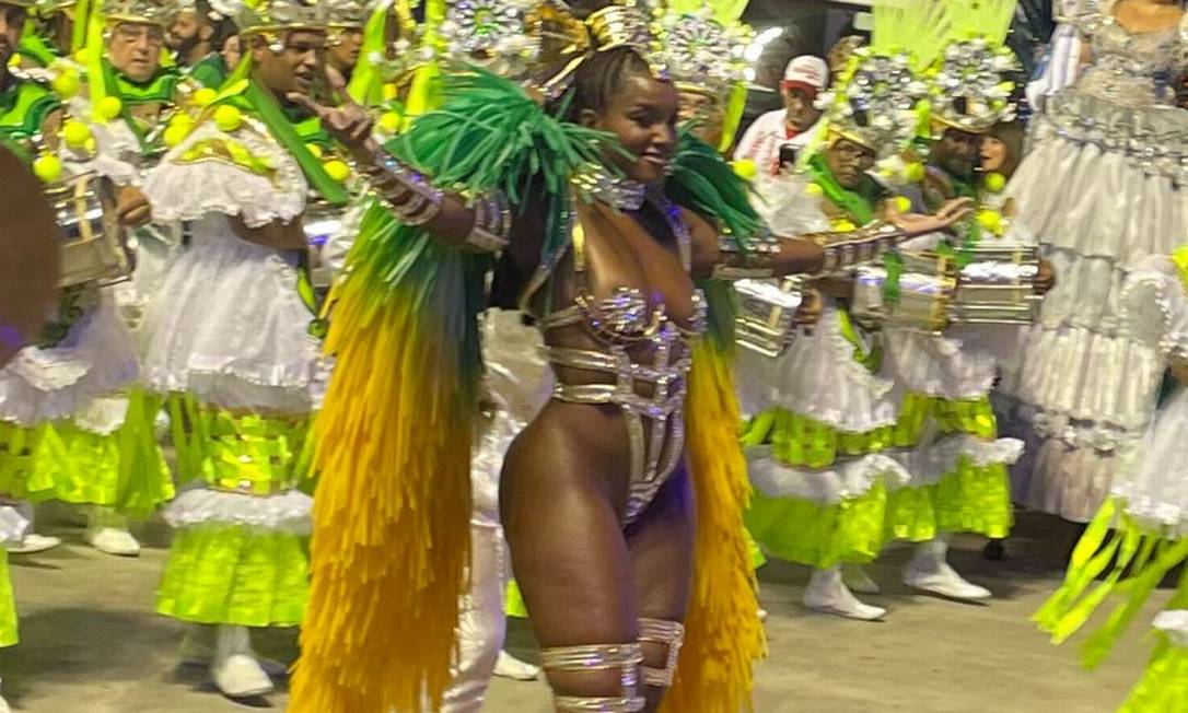 IZA estreia à frente da bateria da escola de samba no Grupo Especial do Rio Foto: Natália Boere