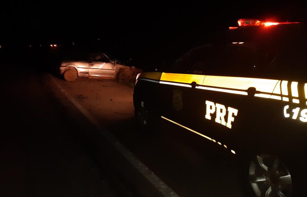 Acidente envolvendo um carro e um caminhão aconteceu por volta das 17h30 — Foto: Polícia Rodoviária Federal/Divulgação
