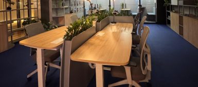 A Arena Coworking é um espaço inovador pensado para as experiências de trabalho e interação, unindo design, ergonomia e soluções acústicas