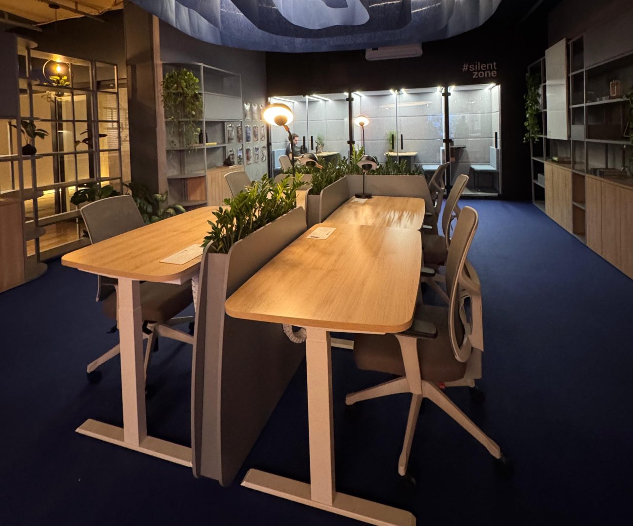 A Arena Coworking é um espaço inovador pensado para as experiências de trabalho e interação, unindo design, ergonomia e soluções acústicas